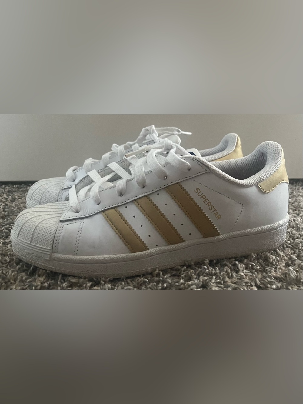 Women’s Shell Toe Adidas Superstar, Sz 8, Gold Stripes